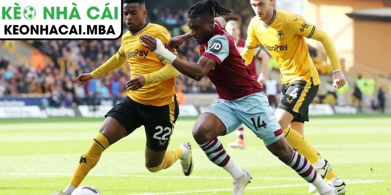 West Ham - Wolves: Hai cú đúp định đoạt cục diện, Tottenham lún sâu khủng hoảng 2 Thế trận giằng co và bước ngoặt cuối hiệp 1
